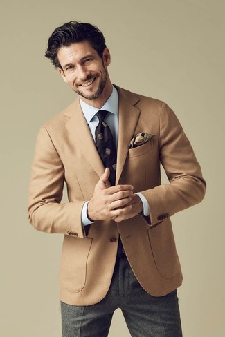 С чем носить темно-коричневый галстук с принтом за 40 лет мужчине: Светло-коричневый шерстяной пиджак и темно-коричневый галстук с принтом — великолепный пример изысканного мужского стиля.