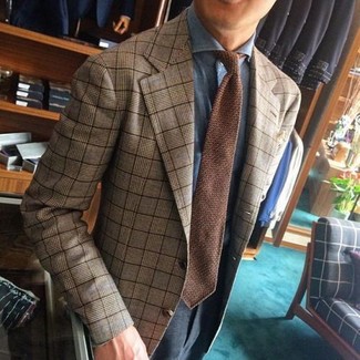 Модный лук: светло-коричневый пиджак в шотландскую клетку, голубая классическая рубашка, темно-серые классические брюки, коричневый вязаный галстук