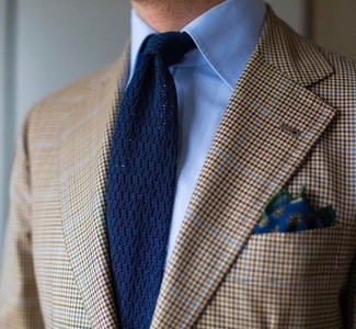 Модный лук: светло-коричневый пиджак в шотландскую клетку, голубая классическая рубашка, темно-синий вязаный галстук, темно-синий нагрудный платок с цветочным принтом