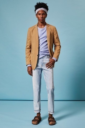 С чем носить пиджак мужчине в теплую погоду в стиле кэжуал: Комбо из пиджака и голубых джинсов — великолепный пример непринужденного офисного стиля для парней. Любители незаезженных вариантов могут дополнить лук темно-коричневыми замшевыми сандалиями.