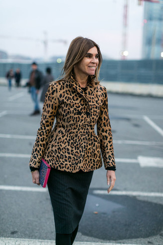 Модный лук: светло-коричневый пиджак с леопардовым принтом, темно-серое вязаное платье-футляр, черные шерстяные колготки