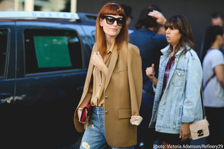 С чем носить светло-коричневый пиджак женщине: Комбо из светло-коричневого пиджака и голубых рваных джинсов — великолепная идея для воплощения лука в стиле смарт-кэжуал.