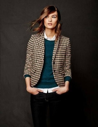 С чем носить светло-коричневый пиджак в 20 лет женщине: Светло-коричневый пиджак и черные джинсы скинни будет великолепным вариантом для легкого повседневного наряда.