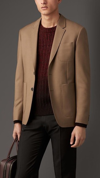 Модный лук: светло-коричневый пиджак, темно-красный свитер с круглым вырезом, темно-серые классические брюки