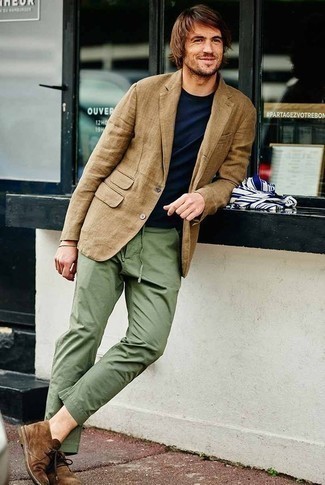 Модный лук: светло-коричневый пиджак, темно-синяя футболка с круглым вырезом, оливковые брюки чинос, коричневые замшевые ботинки дезерты