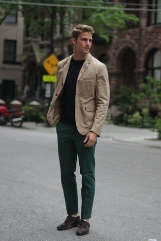 С чем носить темно-зеленые брюки чинос: Если ты принадлежишь к той редкой группе мужчин, способных неплохо ориентироваться в модных тенденциях, тебе подойдет лук из светло-коричневого хлопкового пиджака и темно-зеленых брюк чинос. Такой образ легко обретает новое прочтение в сочетании с темно-коричневыми замшевыми оксфордами.