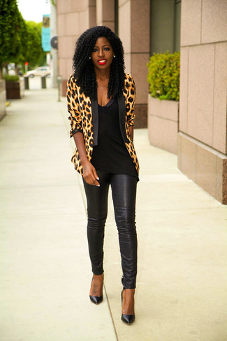 Модный лук: светло-коричневый пиджак с леопардовым принтом, черный топ без рукавов, черные кожаные узкие брюки, черные кожаные туфли