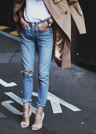 С чем носить рваные джинсы в 30 лет женщине: Светло-коричневый плащ в паре с рваными джинсами — замечательный вариант для создания наряда в стиле business casual. Переходя к, можно закончить ансамбль белыми кожаными босоножками на каблуке.