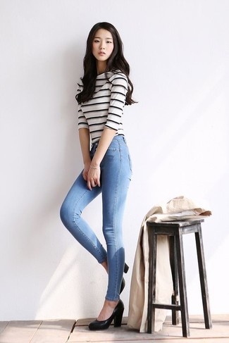 С чем носить синие джинсы скинни: Современным женщинам, которые хотят быть в курсе последних тенденций, рекомендуем взять на заметку это сочетание светло-коричневого плаща и синих джинсов скинни. Вместе с этим луком прекрасно будут смотреться черные кожаные туфли.