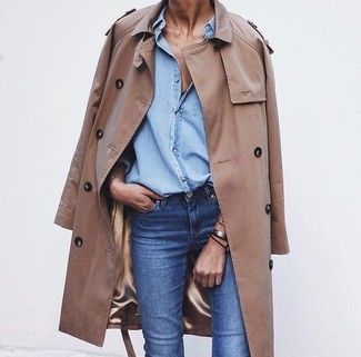 С чем носить светло-коричневый плащ женщине: Тандем светло-коричневого плаща и синих джинсов выглядит очень классно и по моде.