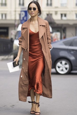 С чем носить темно-коричневые босоножек в 20 лет женщине: Светло-коричневый плащ и оранжевое шелковое платье-комбинация — must have вещи в гардеробе барышень с хорошим чувством стиля. Если сочетание несочетаемого импонирует тебе не меньше, чем безвременная классика, дополни этот образ темно-коричневыми босоножками.