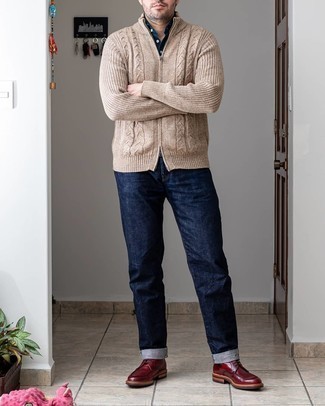 С чем носить бежевый вязаный свитер на молнии в 30 лет мужчине в стиле кэжуал: Бежевый вязаный свитер на молнии и темно-синие джинсы — великолепный ансамбль для вечера в компании друзей. Думаешь сделать образ немного строже? Тогда в качестве обуви к этому луку, выбирай темно-красные кожаные повседневные ботинки.