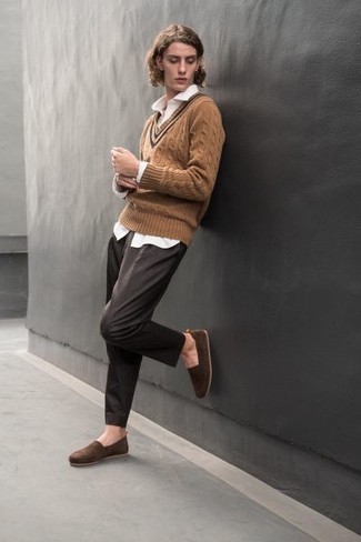 С чем носить коричневые эспадрильи в 20 лет мужчине: Ансамбль из светло-коричневого свитера с v-образным вырезом и темно-коричневых брюк чинос выглядит круто и необычно. Коричневые эспадрильи великолепно впишутся в ансамбль.