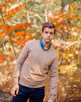 С чем носить бежевый свитер с v-образным вырезом мужчине в теплую погоду: Бежевый свитер с v-образным вырезом в сочетании с темно-синими джинсами поможет выразить твою индивидуальность и выгодно выделиться из общей массы.