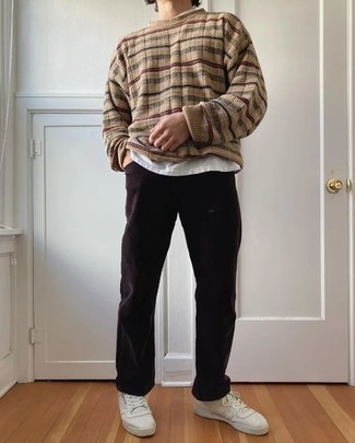С чем носить темно-коричневые вельветовые джинсы мужчине в стиле кэжуал: Светло-коричневый свитер с круглым вырезом в горизонтальную полоску и темно-коричневые вельветовые джинсы — хороший выбор для барного тура или похода в кино. Что касается обуви, дополни лук белыми низкими кедами из плотной ткани.