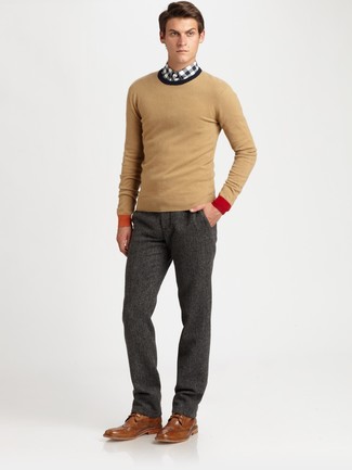 Модный лук: светло-коричневый свитер с круглым вырезом, бело-черная рубашка с длинным рукавом в мелкую клетку, темно-серые шерстяные классические брюки, коричневые кожаные броги