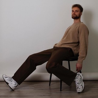 С чем носить серебряные кроссовки мужчине: Светло-коричневый свитер с круглым вырезом в паре с темно-коричневыми брюками чинос поможет подчеркнуть твою индивидуальность и выделиться из общей массы. Нравится экспериментировать? Тогда дополни образ серебряными кроссовками.