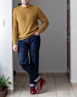 Как носить светло-коричневый свитер с круглым вырезом с темно-синими джинсами мужчине осень: Создав образ из светло-коричневого свитера с круглым вырезом и темно-синих джинсов, можно спокойно отправляться на свидание с возлюбленной или мероприятие с коллегами в непринужденной обстановке. Сделать лук чуть строже позволят темно-красные кожаные повседневные ботинки. Такое сочетание вещей непременно придется тебе по вкусу осенью.