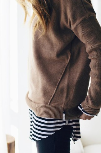 Модный лук: светло-коричневый свитер с круглым вырезом, черно-белая футболка с длинным рукавом в горизонтальную полоску, черные джинсы скинни