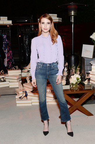 Как Emma Roberts носит Светло-фиолетовая блузка с длинным рукавом, Синие джинсы, Черные замшевые туфли с шипами