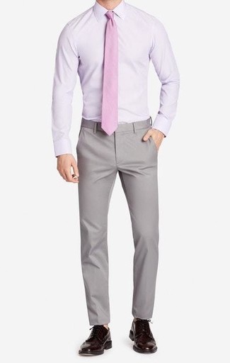 Модный лук: светло-фиолетовая классическая рубашка, серые брюки чинос, темно-коричневые кожаные броги, розовый галстук