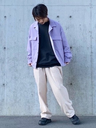 С чем носить фиолетовую куртку-рубашку мужчине в теплую погоду: Сочетание фиолетовой куртки-рубашки и бежевых брюк чинос — отличный офисный вариант для мужчин. Любишь рисковать? Тогда дополни ансамбль черными кроссовками.