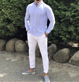 С чем носить голубые слипоны мужчине лето: Тандем светло-фиолетовой рубашки с длинным рукавом и белых брюк чинос позволит создать незаезженный мужской лук в расслабленном стиле. Голубые слипоны — беспроигрышный выбор, чтобы дополнить лук. Переносить изнуряющий июльский зной будет определенно проще, если ты одет вот так.