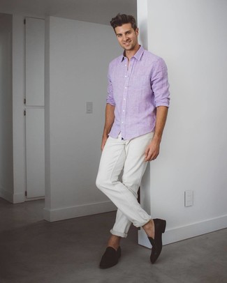 С чем носить фиолетовую рубашку с длинным рукавом в 30 лет мужчине: Фиолетовая рубашка с длинным рукавом и белые джинсы будет прекрасной идеей для простого лука на каждый день. Любители необычных луков могут завершить образ темно-коричневыми замшевыми лоферами, тем самым добавив в него чуточку строгости.