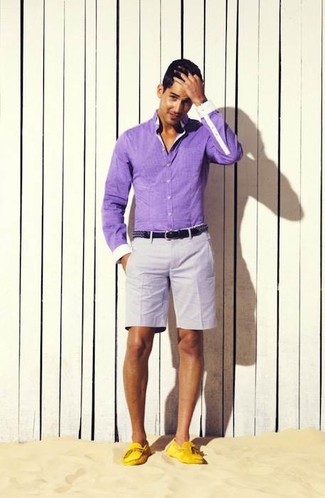 С чем носить темно-пурпурную рубашку в 30 лет мужчине: Темно-пурпурная рубашка и серые шорты надежно закрепились в гардеробе многих джентльменов, помогая создавать незаезженные и стильные образы. Хочешь добавить в этот образ нотку классики? Тогда в качестве дополнения к этому ансамблю, выбирай желтые кожаные мокасины.