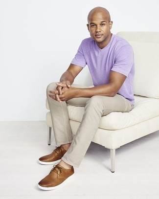 Модный лук: светло-фиолетовая футболка с v-образным вырезом, бежевые джинсы, коричневые кожаные туфли дерби