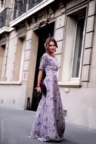 С чем носить темно-пурпурное платье с цветочным принтом в деловом стиле: Темно-пурпурное платье с цветочным принтом — великолепный выбор для светского мероприятия.