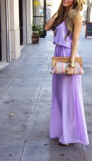 С чем носить пурпурное платье-макси в стиле смарт-кэжуал: Пурпурное платье-макси — великолепный вариант для несложного, но стильного образа. Весьма выгодно здесь будут смотреться бежевые замшевые босоножки на каблуке.