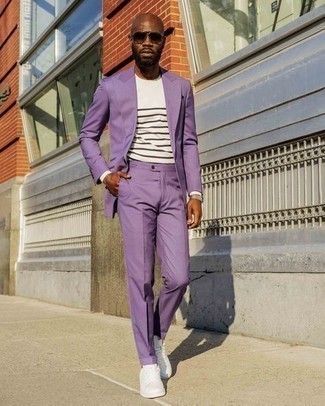 С чем носить фиолетовый костюм: Поклонникам стиля smart casual полюбится сочетание фиолетового костюма и белой футболки с длинным рукавом в горизонтальную полоску. Такой образ легко адаптировать к повседневным делам, если дополнить его белыми низкими кедами из плотной ткани.