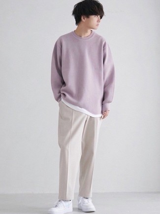 С чем носить фиолетовый свитер с круглым вырезом в 20 лет мужчине в теплую погоду: Фиолетовый свитер с круглым вырезом и бежевые брюки чинос — хороший вариант, если ты ищешь лёгкий, но в то же время модный мужской образ. Почему бы не привнести в этот лук чуточку фривольности с помощью белых кожаных низких кед?