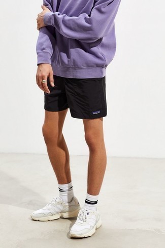 С чем носить темно-пурпурный свитшот мужчине в спортивном стиле: Темно-пурпурный свитшот и черные спортивные шорты — замечательное решение для молодых людей, которые никогда не сидят на месте. Белые кроссовки становятся замечательным дополнением к твоему луку.