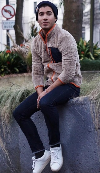 С чем носить бежевый флисовый свитер на молнии в 20 лет мужчине: Комбо из бежевого флисового свитера на молнии и темно-синих зауженных джинсов несомненно будет привлекать внимание прекрасных дам. Белые кожаные низкие кеды — великолепный вариант, чтобы дополнить лук.