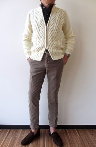 Модный лук: бежевый вязаный свитер на молнии, черная классическая рубашка, коричневые вельветовые брюки чинос, темно-коричневые замшевые лоферы