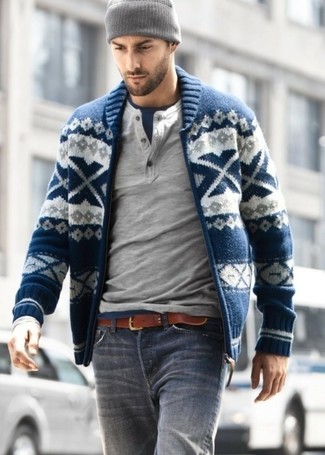 С чем носить серый свитер с горловиной на пуговицах осень в стиле кэжуал: Сочетание серого свитера с горловиной на пуговицах и серых джинсов продолжает нравиться стильным джентльменам. Нам кажется, это крутая задумка для межсезонного периода, когда погода начнет портиться.