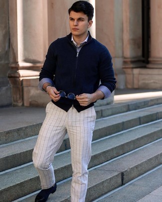 С чем носить темно-синий свитер на молнии в 30 лет мужчине: Темно-синий свитер на молнии в паре с серыми брюками чинос в вертикальную полоску продолжает импонировать джентльменам, которые всегда одеты по моде. Опасаешься выглядеть несерьезно? Заверши этот лук темно-синими туфлями дерби из плотной ткани.