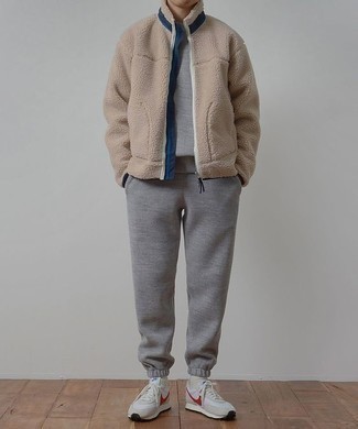 Модный лук: бежевый флисовый свитер на молнии, серый свитер с круглым вырезом, серые спортивные штаны, бежевые кроссовки