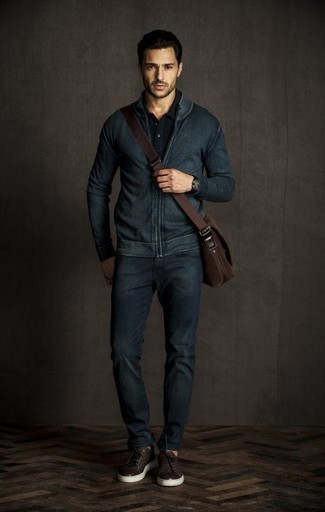 Какие джинсы носить с темно-коричневыми низкими кедами в 30 лет мужчине: Тандем темно-синего свитера на молнии и джинсов поможет выглядеть аккуратно, но при этом подчеркнуть твой индивидуальный стиль. Темно-коричневые низкие кеды прекрасно впишутся в ансамбль.