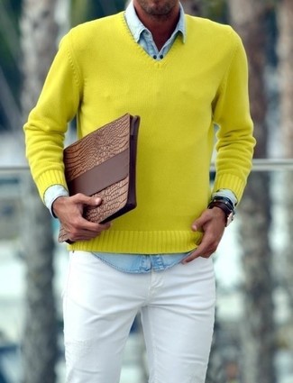 С чем носить белые зауженные джинсы мужчине в теплую погоду в стиле кэжуал: Желтый свитер с v-образным вырезом и белые зауженные джинсы — отличный образ, если ты хочешь составить расслабленный, но в то же время стильный мужской образ.