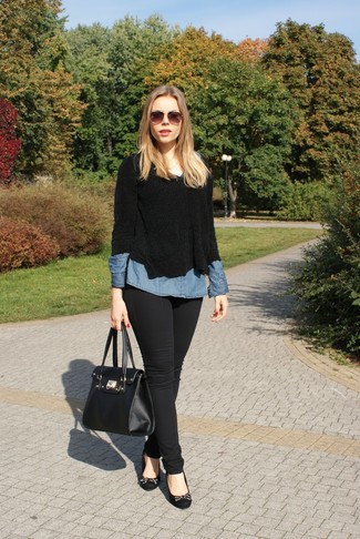 Модный лук: черный свитер с v-образным вырезом, синяя джинсовая рубашка, черные леггинсы, черные замшевые балетки