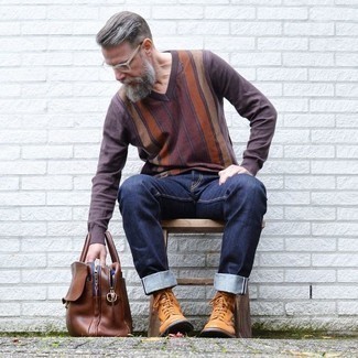 С чем носить табачные кожаные ботинки за 50 лет мужчине осень: Дуэт темно-коричневого свитера с v-образным вырезом и темно-синих джинсов смотрится круто и по моде. Думаешь сделать образ немного элегантнее? Тогда в качестве обуви к этому образу, стоит выбрать табачные кожаные ботинки. Идеальный лук на осеннее время года.
