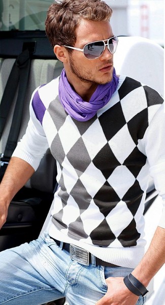 С чем носить фиолетовый шарф в 30 лет мужчине в стиле кэжуал: Если в одежде ты делаешь ставку на комфорт и практичность, бело-черный свитер с v-образным вырезом с ромбами и фиолетовый шарф — отличный выбор для модного повседневного мужского образа.