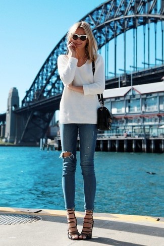 Как носить босоножки на каблуке с джинсами скинни: Белый свитер с v-образным вырезом и джинсы скинни — превосходное решение для девчонок, которые никогда не сидят на месте. Вкупе с этим нарядом чудесно будут выглядеть босоножки на каблуке.