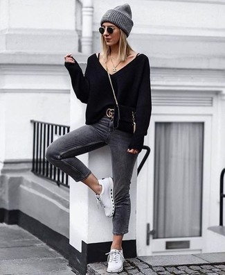 С чем носить темно-серые джинсы скинни: Черный свитер с v-образным вырезом в сочетании с темно-серыми джинсами скинни — отличная идея для создания лука в элегантно-деловом стиле. Белые низкие кеды позволят сделать образ менее строгим.
