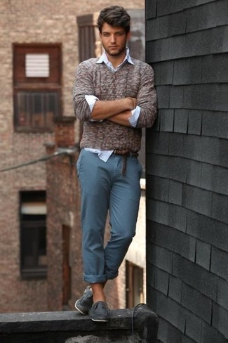 Модный лук: коричневый свитер с v-образным вырезом, голубая классическая рубашка, темно-бирюзовые брюки чинос, темно-синие кожаные топсайдеры