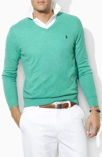 Какие классические рубашки носить с зеленым свитером с v-образным вырезом мужчине в стиле смарт-кэжуал: Комбо из зеленого свитера с v-образным вырезом и классической рубашки — необыденный образ для офиса.