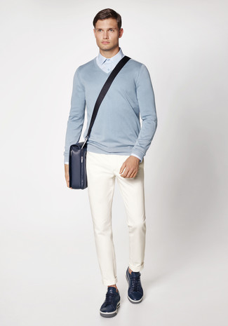 С чем носить синие кожаные кеды в 30 лет мужчине весна в стиле смарт-кэжуал: Голубой свитер с v-образным вырезом и белые брюки чинос — идеальный выбор, если ты хочешь составить расслабленный, но в то же время стильный мужской ансамбль. Дополни лук синими кожаными кедами, если боишься, что он получится слишком отполированным. Разве это не замечательная задумка на тот сезон, когда термометр начинает показывать более теплую температуру?